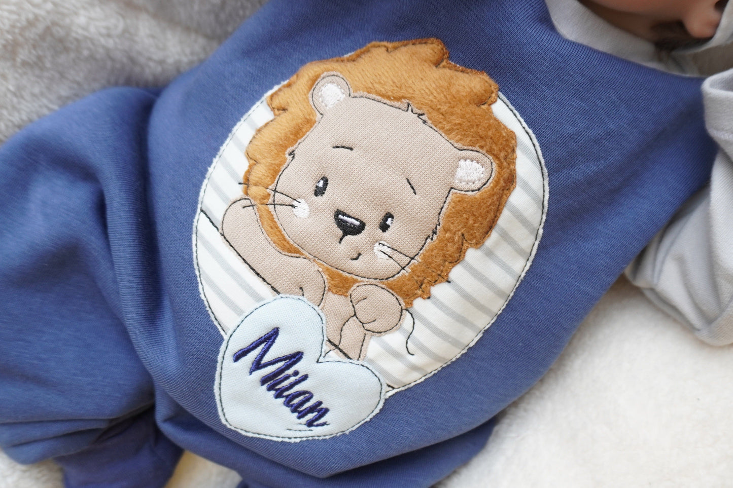 Baby Strampler Handgemacht aus Deutschland mit Applikation und individueller Personalisierung. In vielen Farben vorhanden.