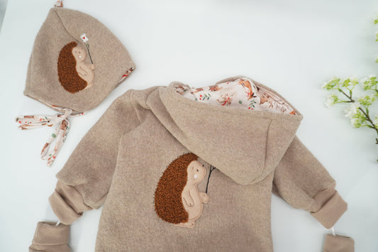 Komplettes Outdoor-Set bestehend aus Mütze, Handschuhen und Overall aus Walk. In Wunschfarbe und mit Wunschapplikation.