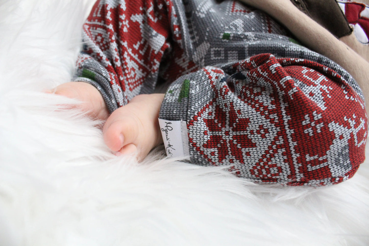 Weihnachtsoutfit für Babys und Kleinkinder. Das Set besteht aus einem oversized geschnittenen Sweater mit wunderschöner Applikation und einer weihnachtlichen Hose.
