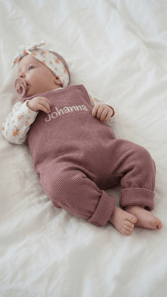 Baby latzhose mit namen, handgemacht in Deutschland.