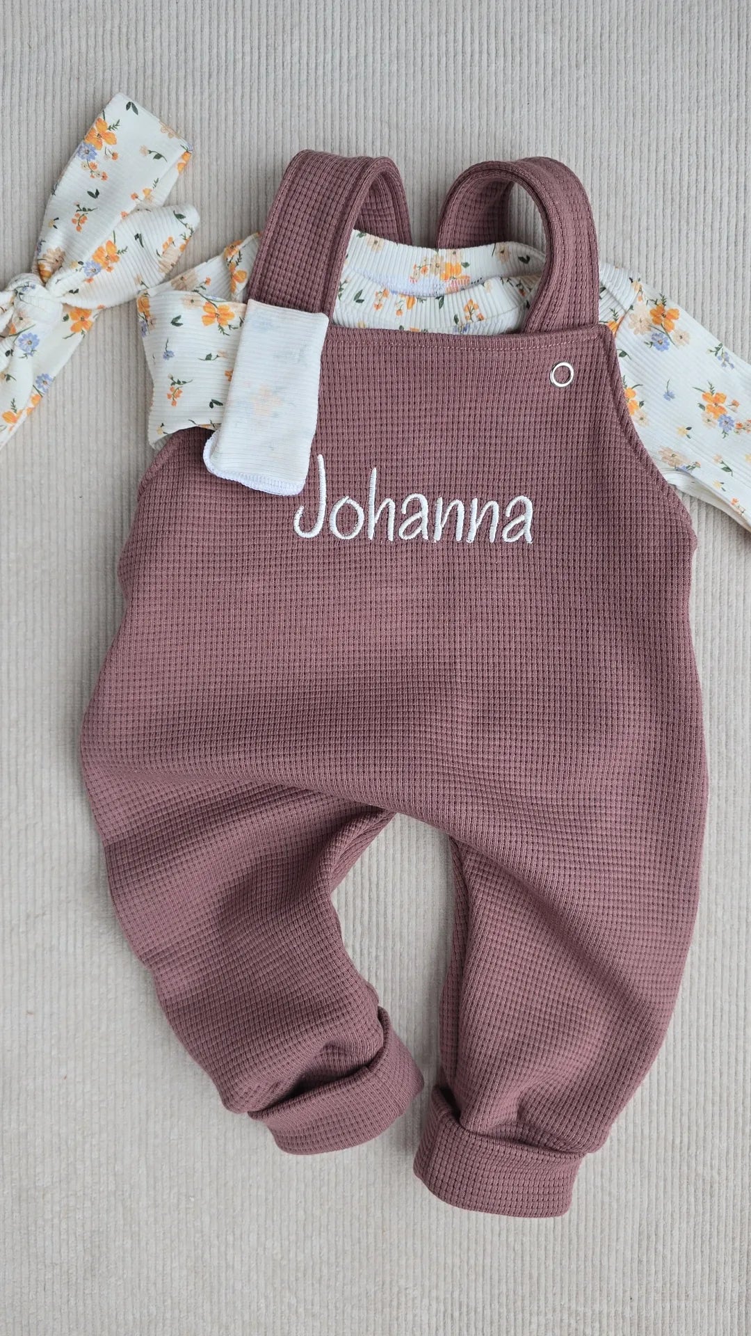 Baby latzhose mit namen, handgemacht in Deutschland.