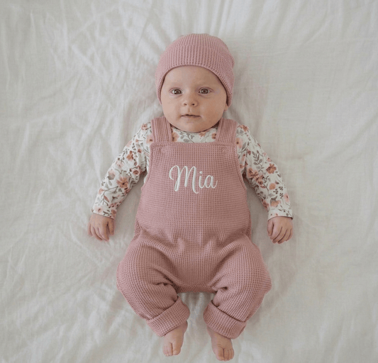 In Deutschland handgemachte Latzhose für Babys und Kinder, personalisierbar.