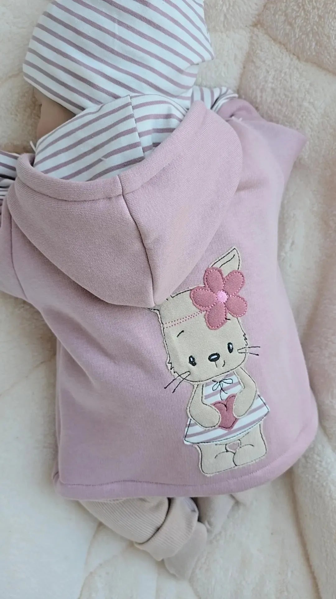 Sweatjacke für Kinder mit Kapuze und individueller Applikation