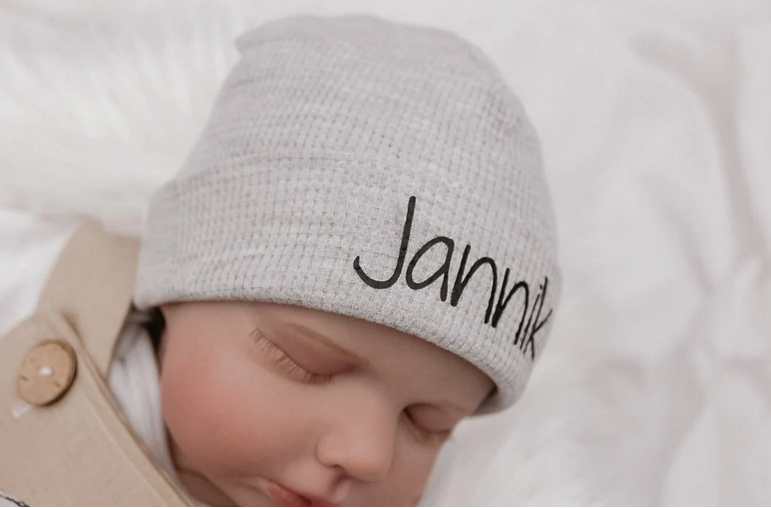 personalisierte Mütze aus Ripp-Jersey für Babys und Kinder.