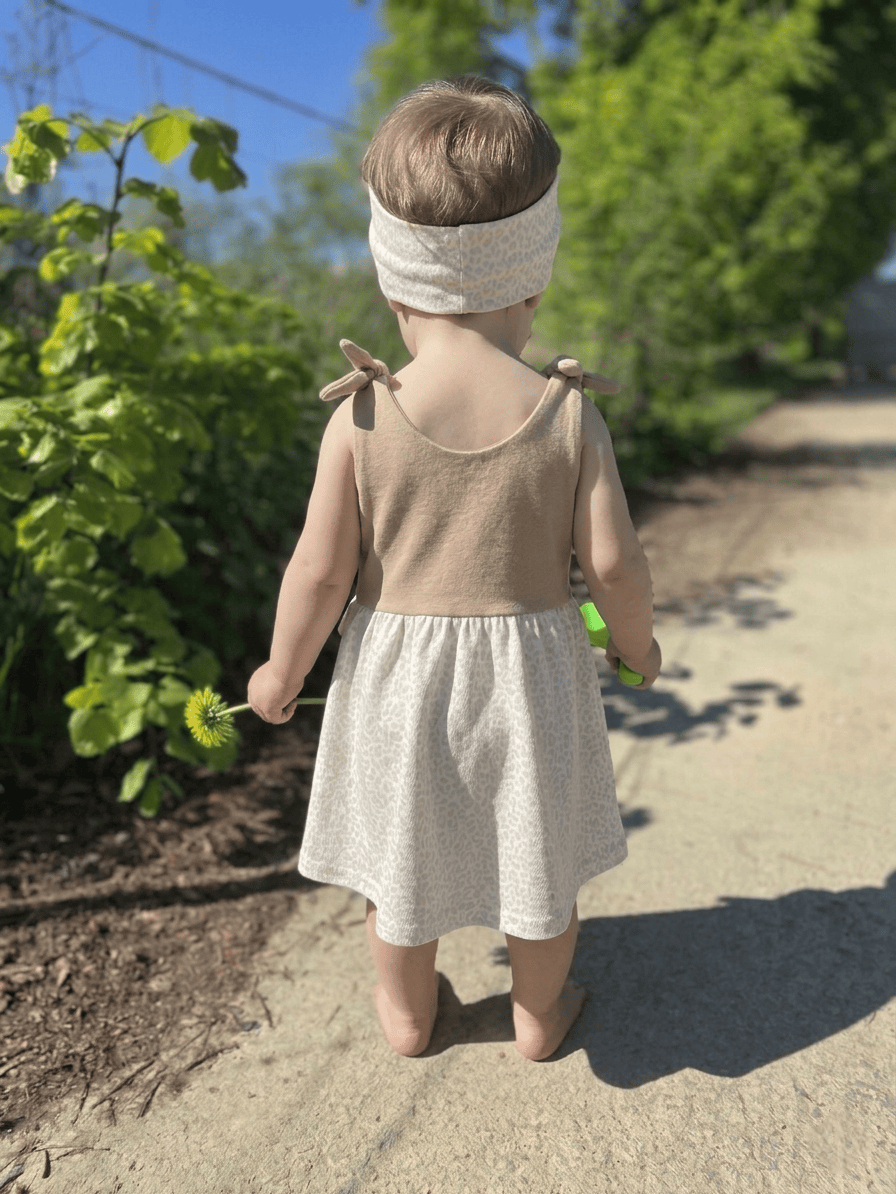 In Deutschland angefertigtes Kleid mit Leo Design und individueller Personalisierung.