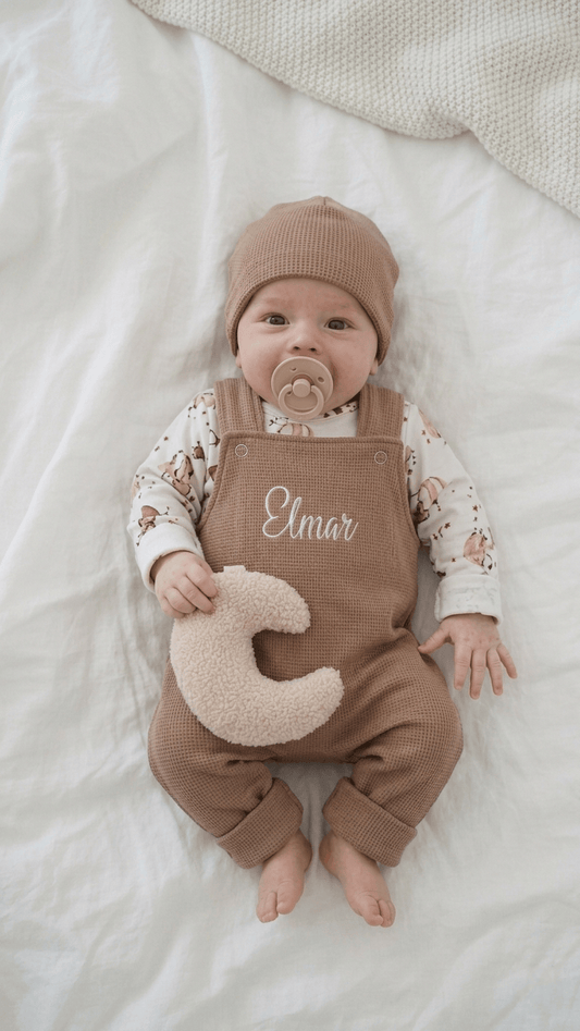 In Deutschland handgemachte Latzhose für Babys und Kinder, personalisierbar.