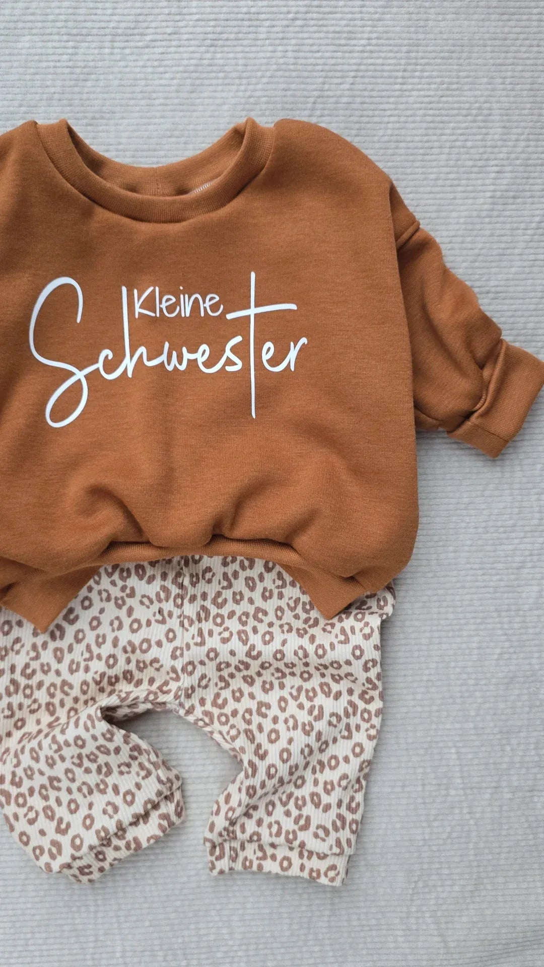 Baby Sweat Pullover Leo Motiv – handgemacht personalisierbar Bayern · Talu Kids