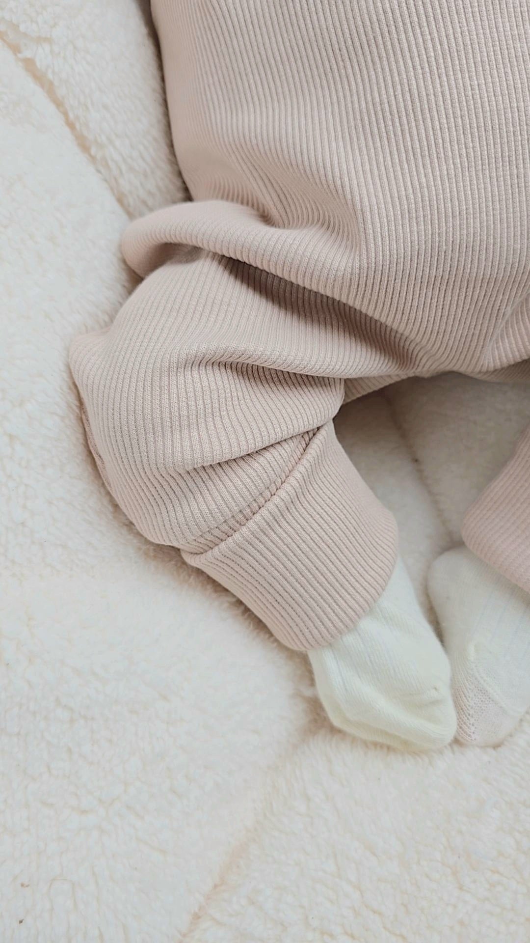 Handgemachter Strampler für Jungen und Mädchen aus Baumwolle. Der Strapler wird indivduell bestickt.