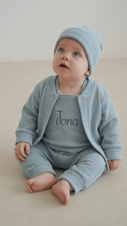 Baby Set Meergrün personalisiert – Latzhose Cardigan Mütze handgemacht aus Bayern · Talu Kids