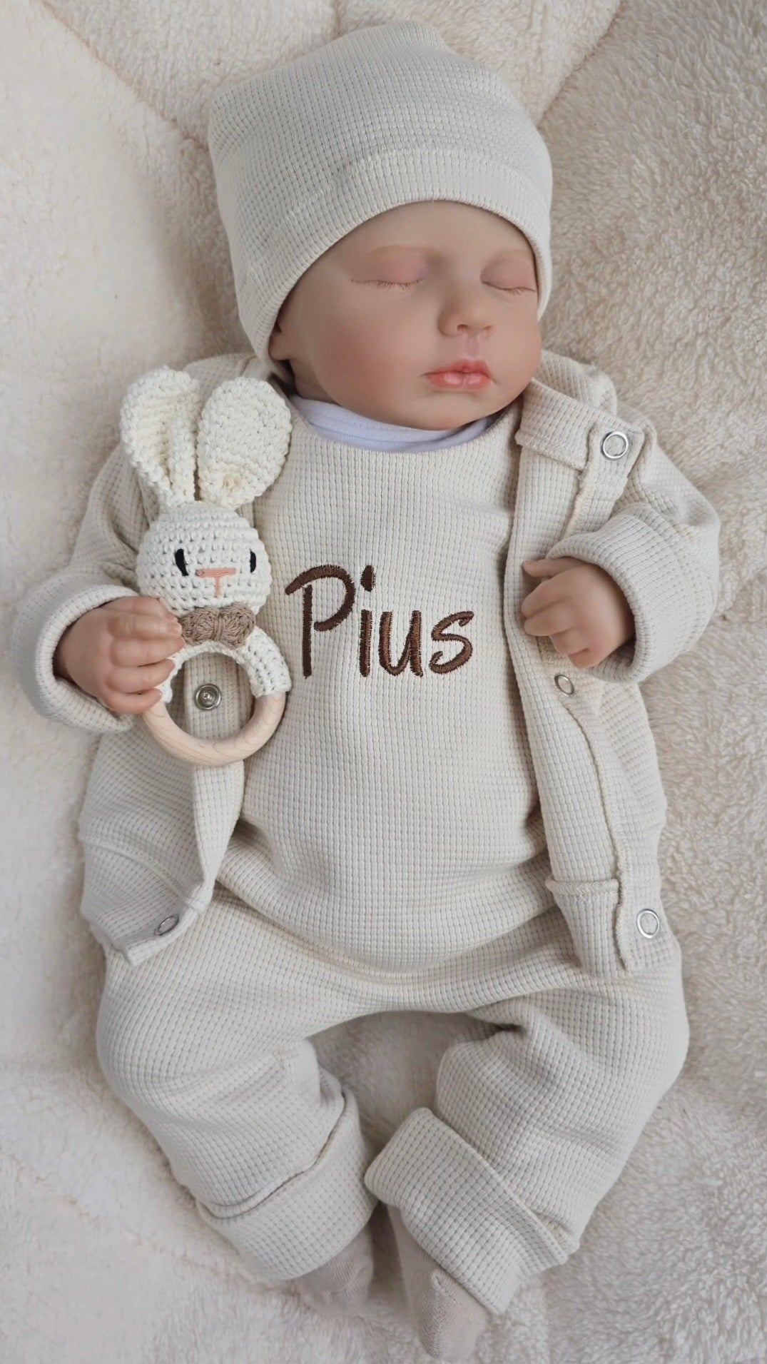 Handgemachtes Babyset bestehend aus Strampler, Cardigan und Mütze in Wunschfarbe. Persoanlisierung individuell möglich