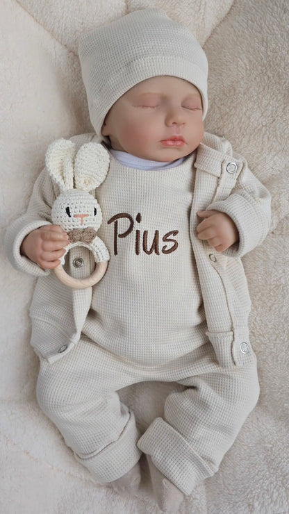 Handgemachtes Babyset bestehend aus Strampler, Cardigan und Mütze in Wunschfarbe. Persoanlisierung individuell möglich