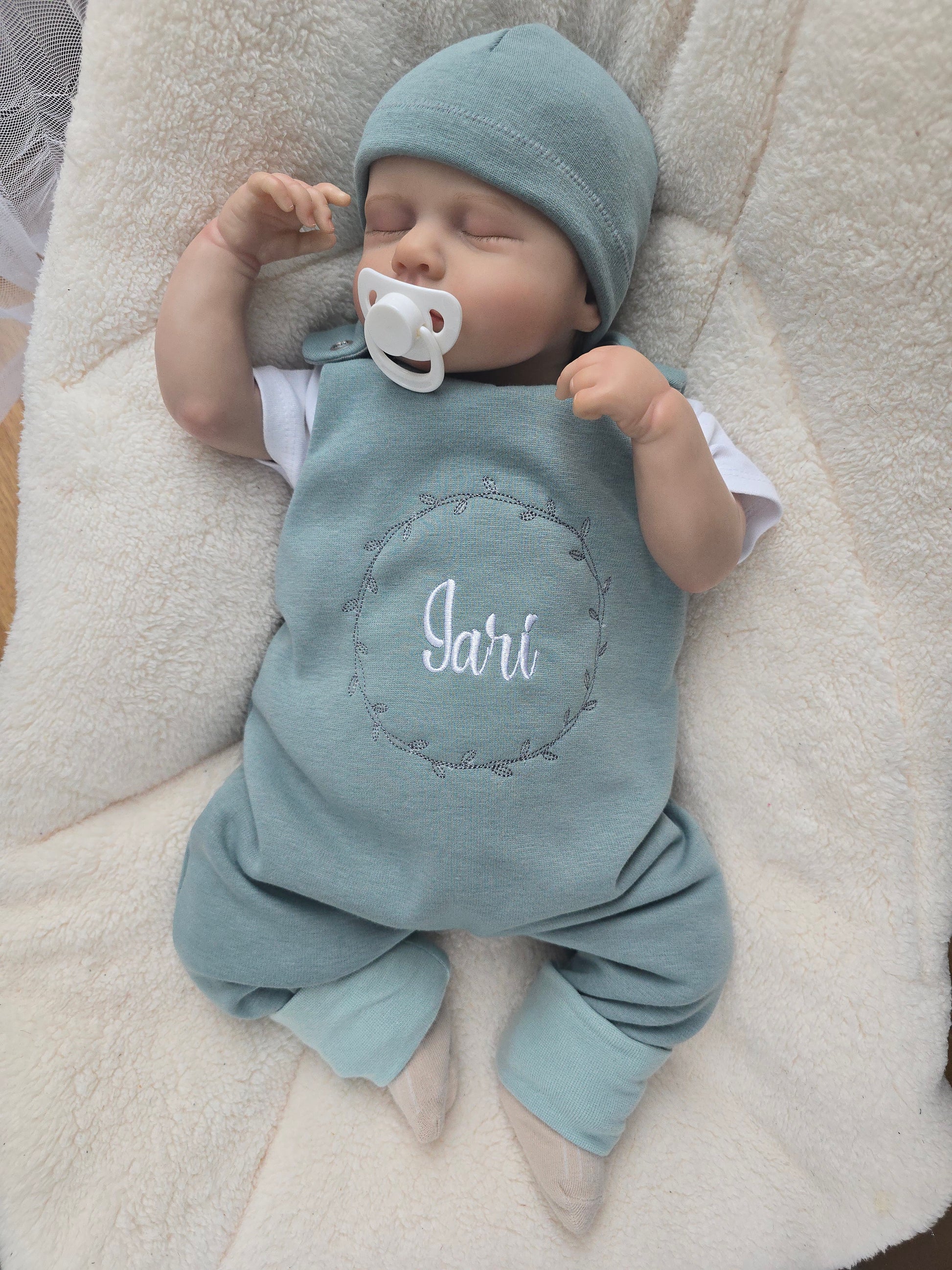 Baby Strampler mit individueller Personalisierung inklusive dazu passender Mütze. 