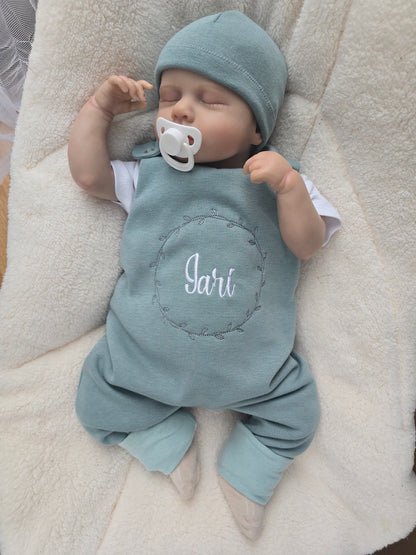 Baby Strampler mit individueller Personalisierung inklusive dazu passender Mütze. 