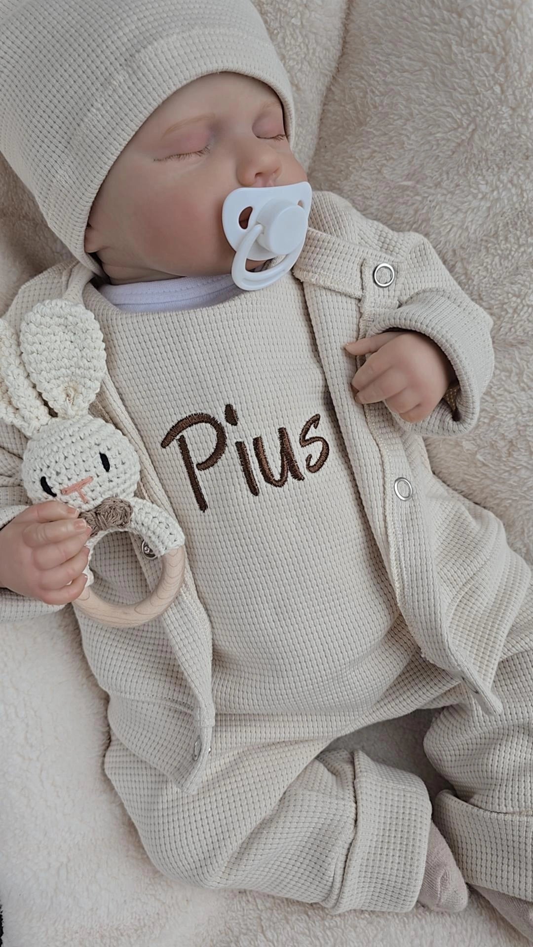 Handgemachtes Babyset bestehend aus Strampler, Cardigan und Mütze in Wunschfarbe. Persoanlisierung individuell möglich