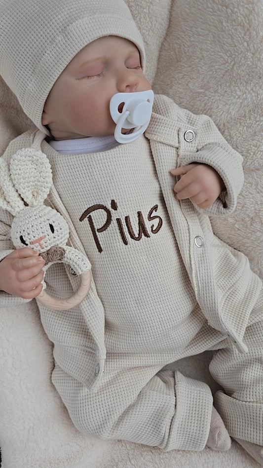 Handgemachtes Babyset bestehend aus Strampler, Cardigan und Mütze in Wunschfarbe. Persoanlisierung individuell möglich