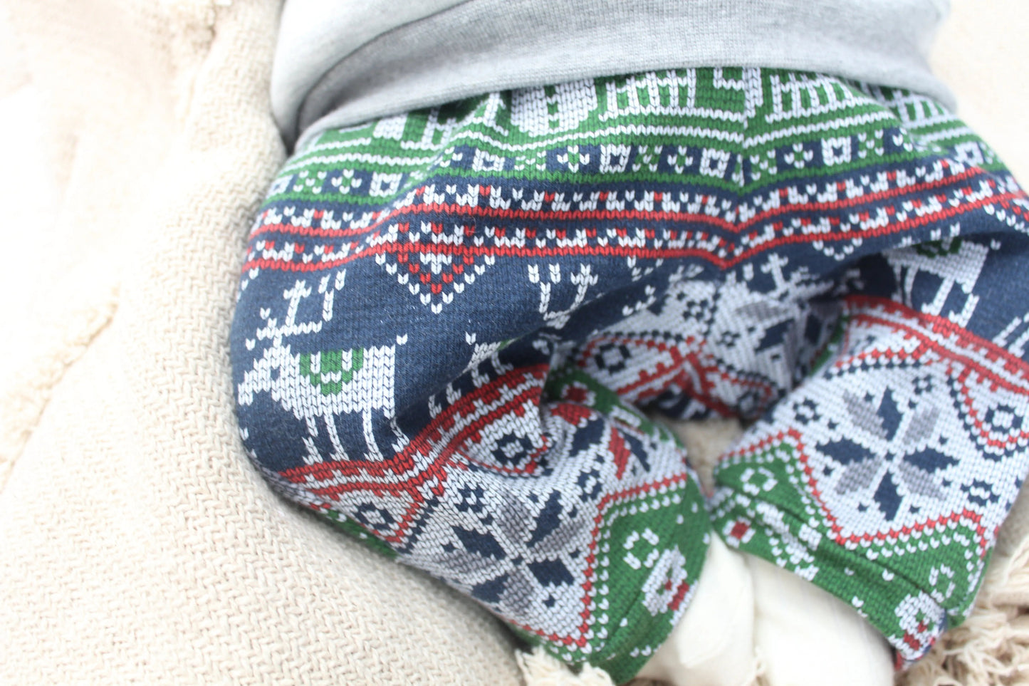 Weihnachtsoutfit für Babys und Kleinkinder. Das Set besteht aus einem oversized geschnittenen Sweater mit wunderschönem Lebkuchen Print und einer weihnachtlichen Hose. 