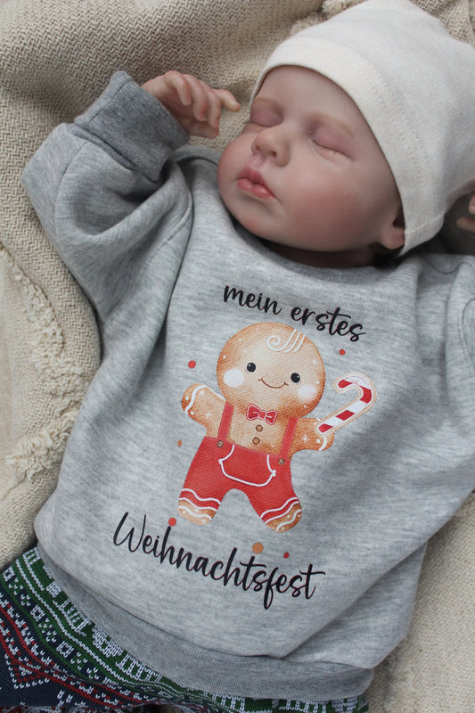 Weihnachtsoutfit für Babys und Kleinkinder. Das Set besteht aus einem oversized geschnittenen Sweater mit wunderschönem Lebkuchen Print und einer weihnachtlichen Hose. 