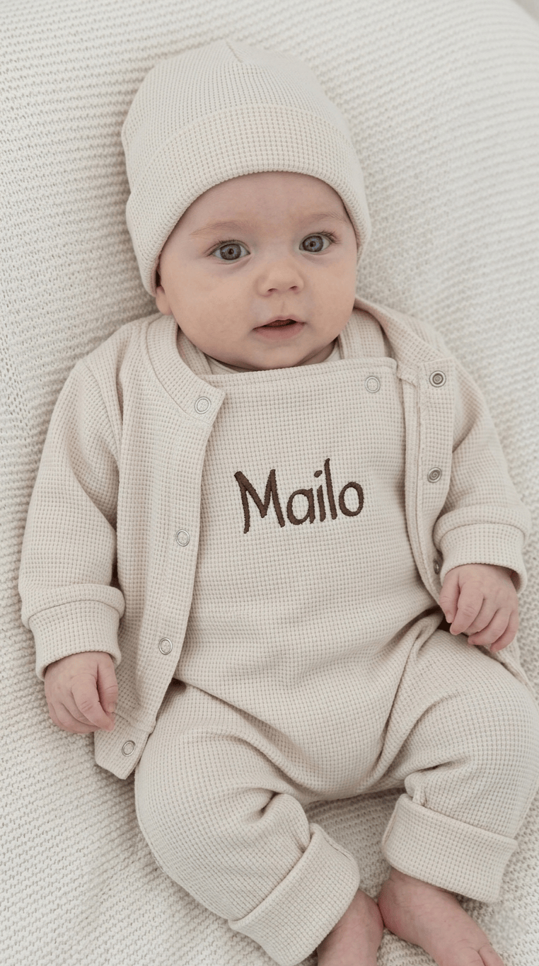 Babyset aus Baumwolle, personalisierbar. Das Newborn-Set ist in vielen verschiedenen Farben erhältlich. 