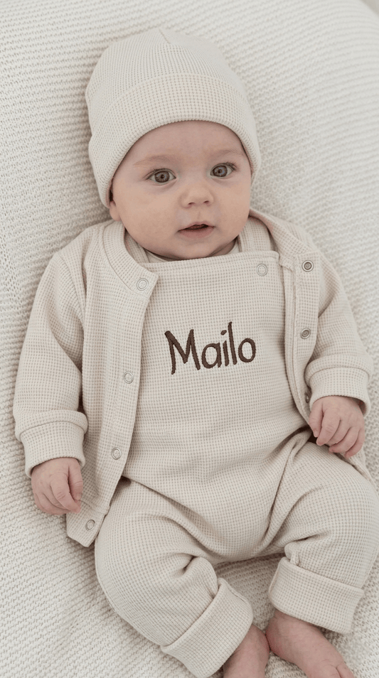 Babyset aus Baumwolle, personalisierbar. Das Newborn-Set ist in vielen verschiedenen Farben erhältlich. 