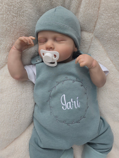 Baby Strampler gefüttert aus Sweat mit individueller Stickerei auf dem Vorderteil. Inklusive dazu passender Mütze aus Sweat.