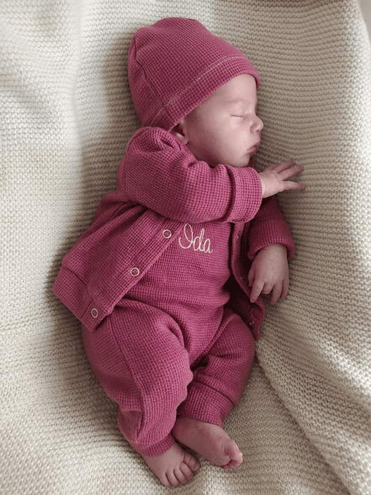 In Deutschland angefertigtes Babyset aus Baumwolle, individuell personalisierbar. Perfektes Geschenk zur Geburt, Taufe oder Geburtstag. Auch ideal als Home-Coming-Outfit für dein Baby. 