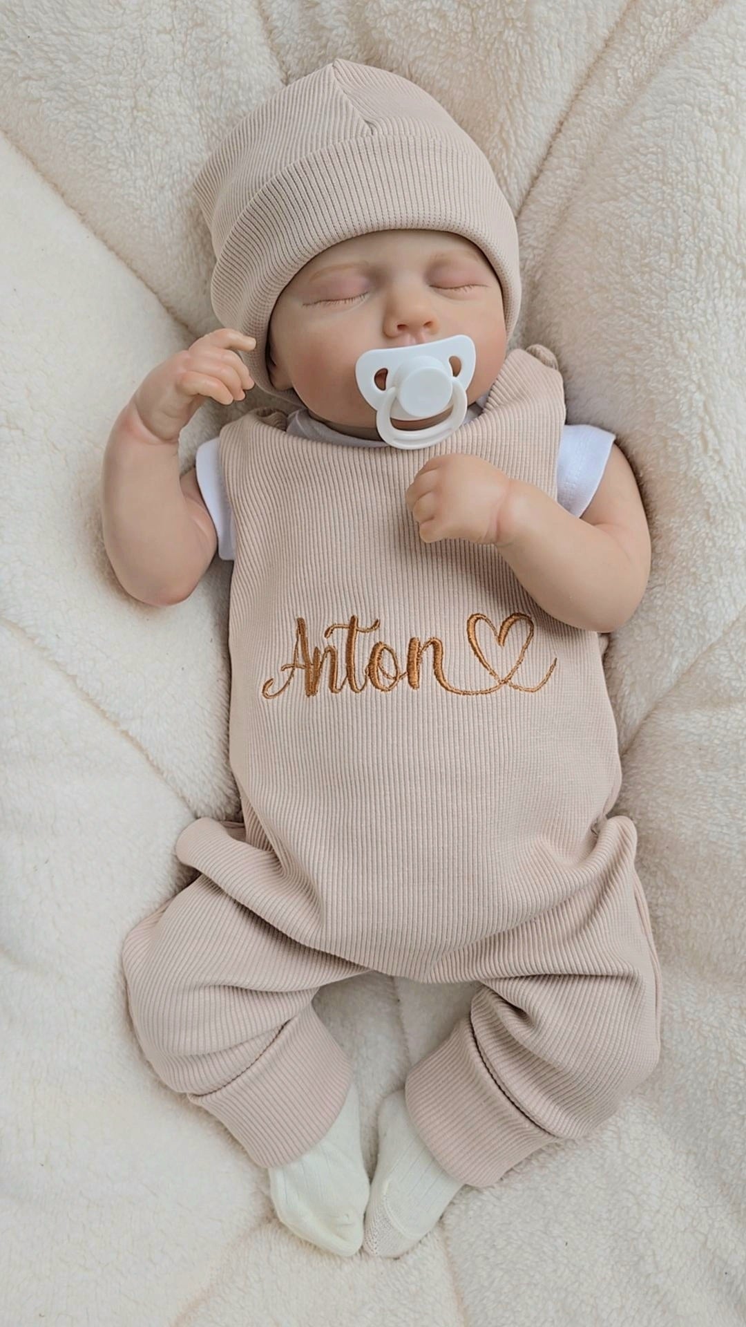 Handgemachter Strampler für Jungen und Mädchen aus Baumwolle. Der Strapler wird indivduell bestickt. 