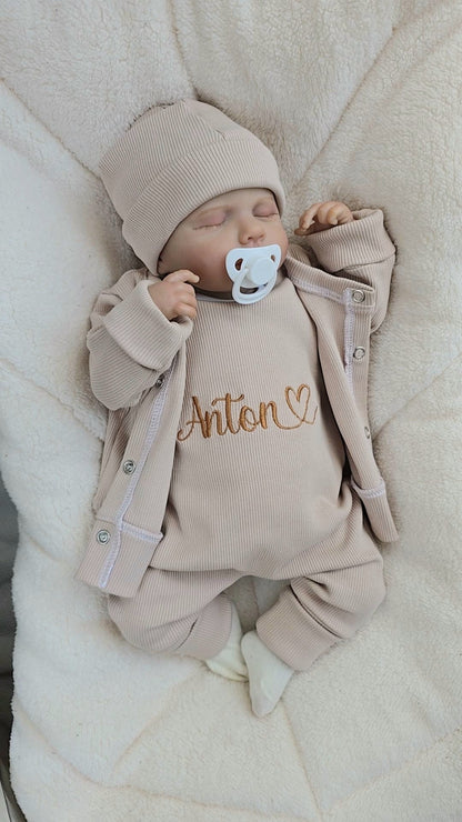 Babyset mit Namen – Strampler & Cardigan aus Ripp-Jersey in Beige, personalisiert, handmade in Deutschland