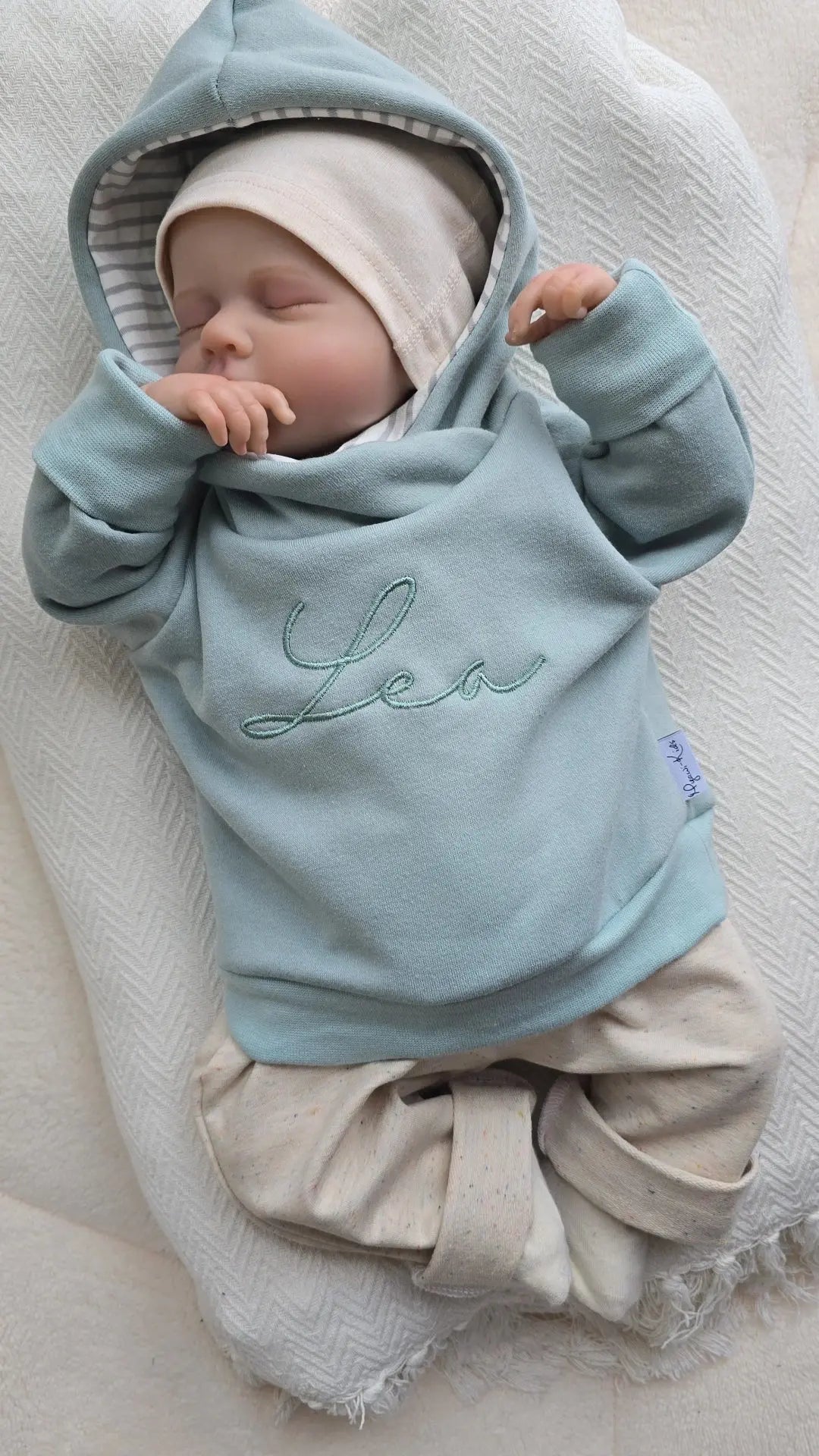 Individuell bestickbarer Hoodie aus Baumwollfleece für Babys und Kinder in verschiedenen Farben.