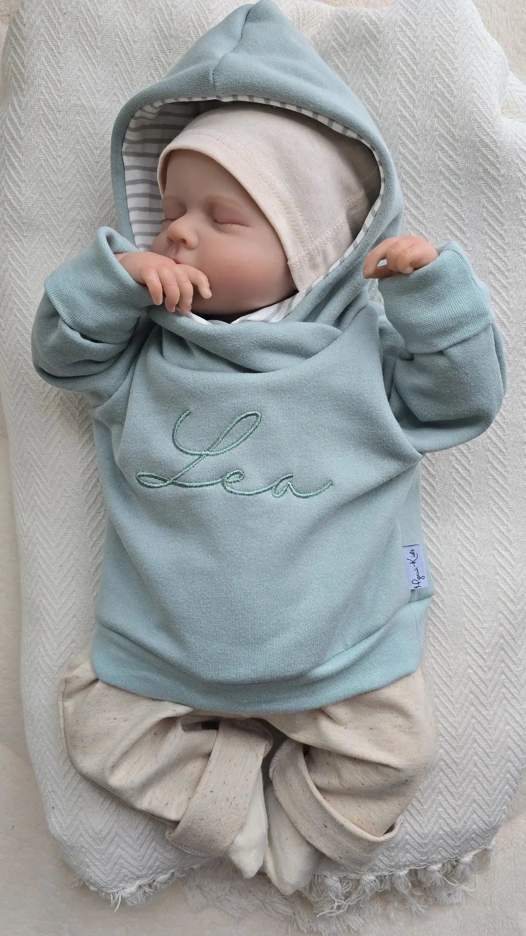 Individuell bestickbarer Hoodie aus Baumwollfleece für Babys und Kinder in verschiedenen Farben.