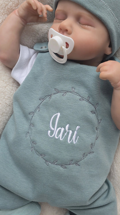 Baby Strampler gefüttert aus Sweat mit individueller Stickerei auf dem Vorderteil. Inklusive dazu passender Mütze aus Sweat.