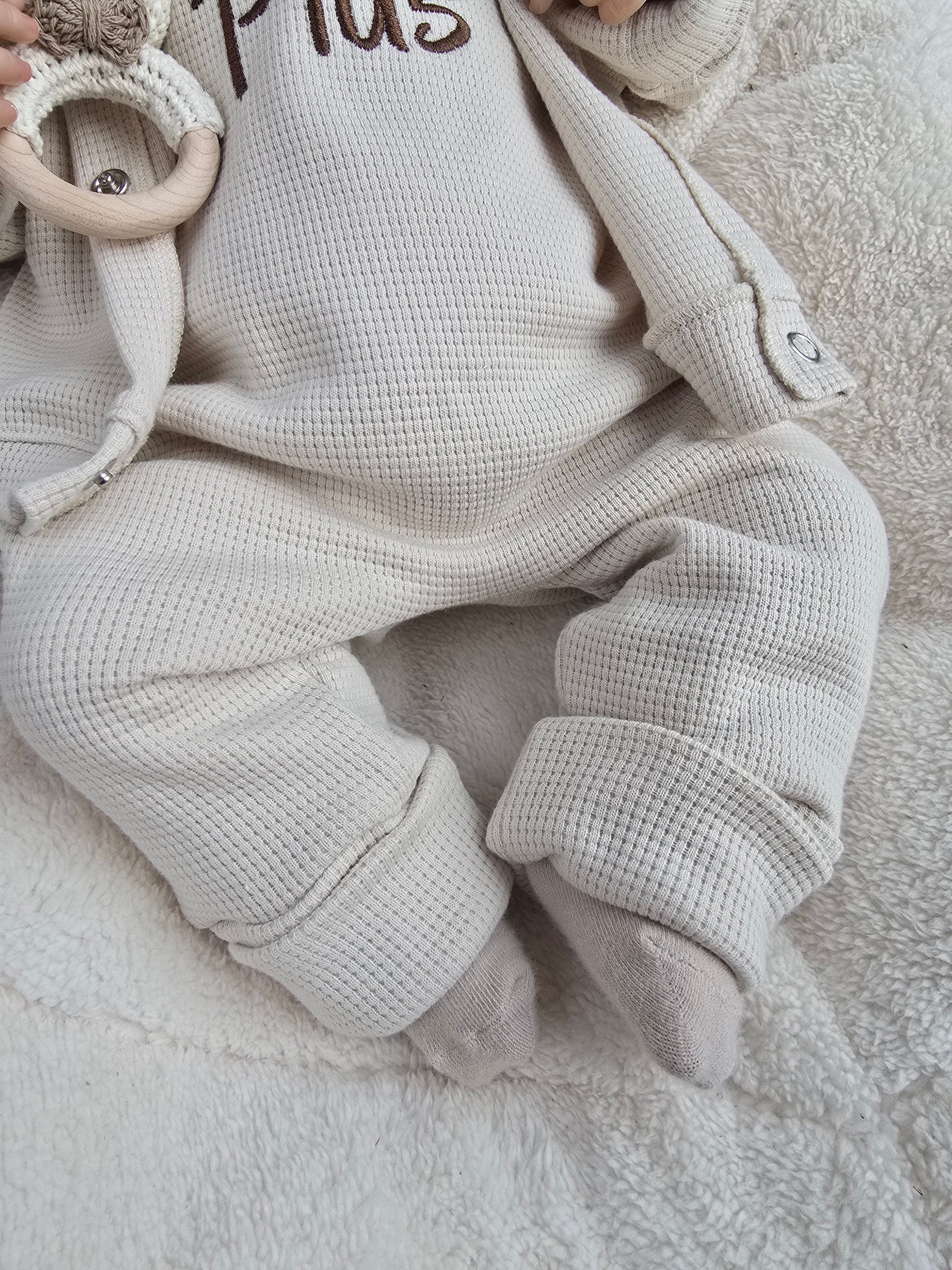 Handgemachtes Babyset bestehend aus Strampler, Cardigan und Mütze in Wunschfarbe. Persoanlisierung individuell möglich