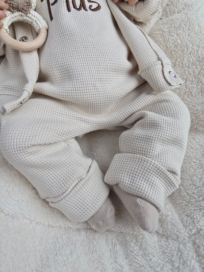 Handgemachtes Babyset bestehend aus Strampler, Cardigan und Mütze in Wunschfarbe. Persoanlisierung individuell möglich