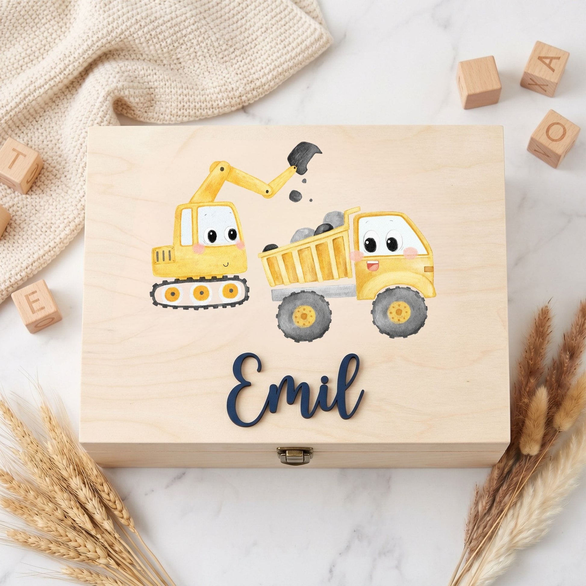 Erinnerungskiste Baby Junge personalisierbar – Holzbox Bagger Motiv · Talu Kids