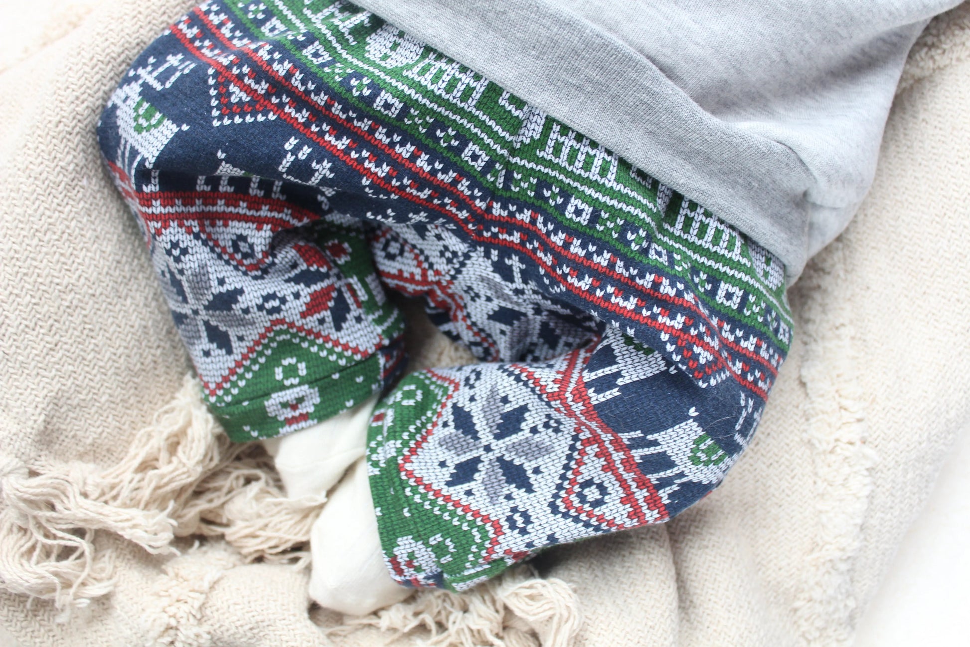 Weihnachtsoutfit für Babys und Kleinkinder. Das Set besteht aus einem oversized geschnittenen Sweater mit wunderschönem Lebkuchen Print und einer weihnachtlichen Hose. 