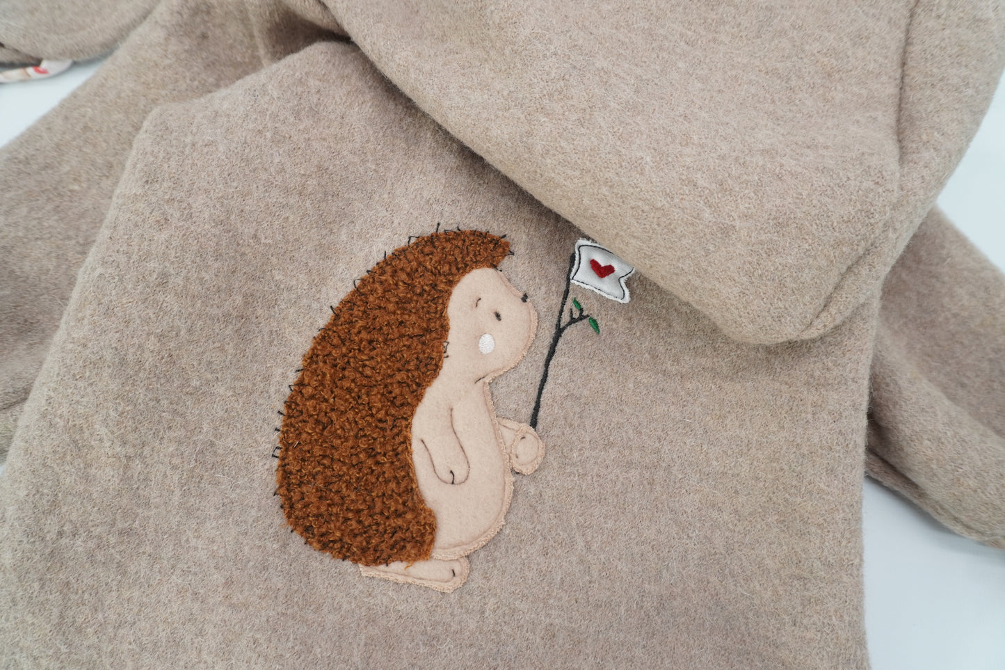 Komplettes Outdoor-Set bestehend aus Mütze, Handschuhen und Overall aus Walk. In Wunschfarbe und mit Wunschapplikation.