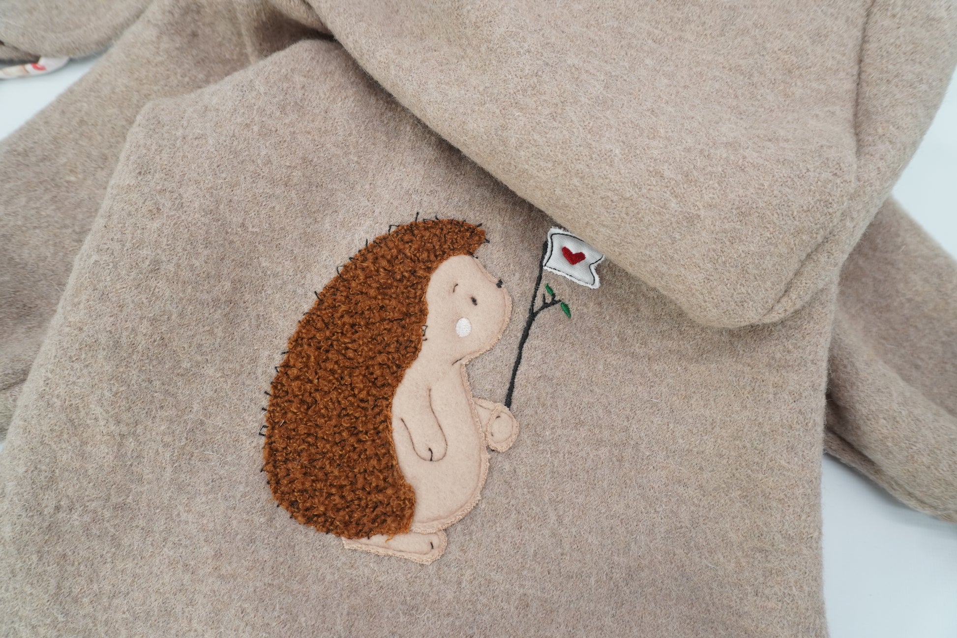 Komplettes Outdoor-Set bestehend aus Mütze, Handschuhen und Overall aus Walk. In Wunschfarbe und mit Wunschapplikation.