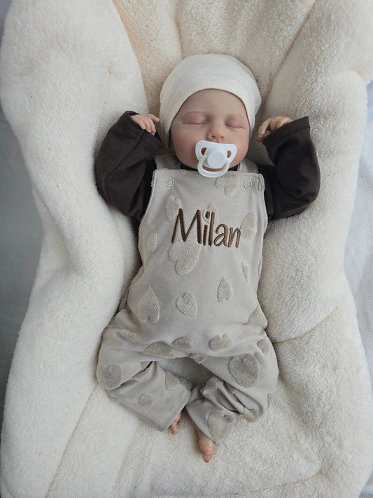 Entdecke unsere entzückenden Latzhosen aus Baumwoll- Jacquard mit süßen Frottee Herzen, die sowohl für kleine Jungs als auch für kleine Mädchen geeignet sind. Individuell personalisierbar und in zwei Farben erhältlich. 