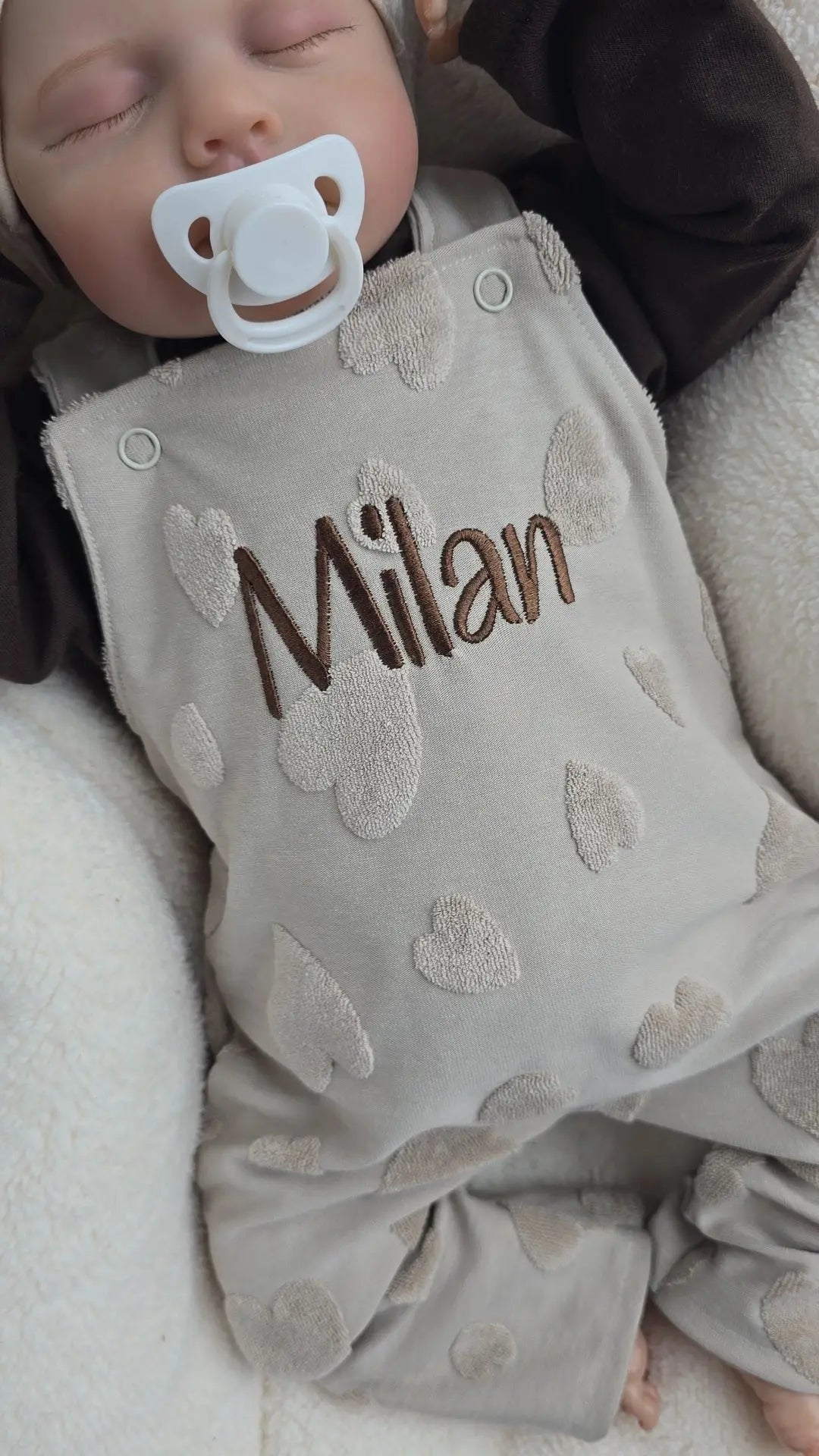 Entdecke unsere entzückenden Latzhosen aus Baumwoll- Jacquard mit süßen Frottee Herzen, die sowohl für kleine Jungs als auch für kleine Mädchen geeignet sind. Individuell personalisierbar und in zwei Farben erhältlich. 