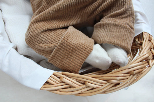 Baby Latzhose aus Cord in Rosa mit personalisierter Bestickung für Mädchen