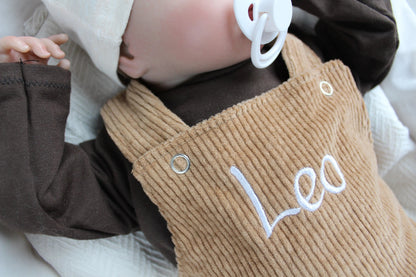 Baby Latzhose aus Cord in Rosa mit personalisierter Bestickung für Mädchen