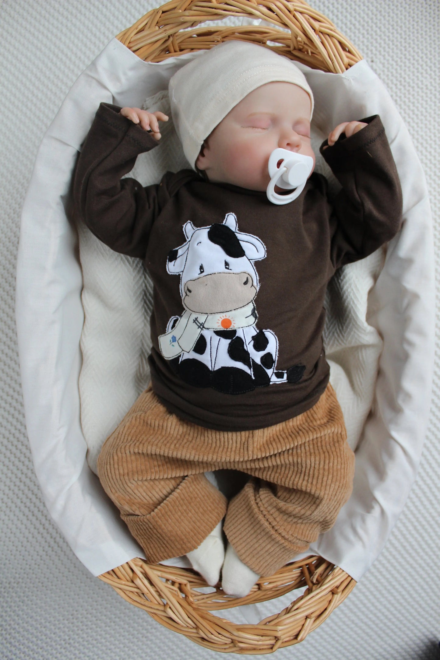 Baby Latzhose aus Cord in Rosa mit personalisierter Bestickung für Mädchen