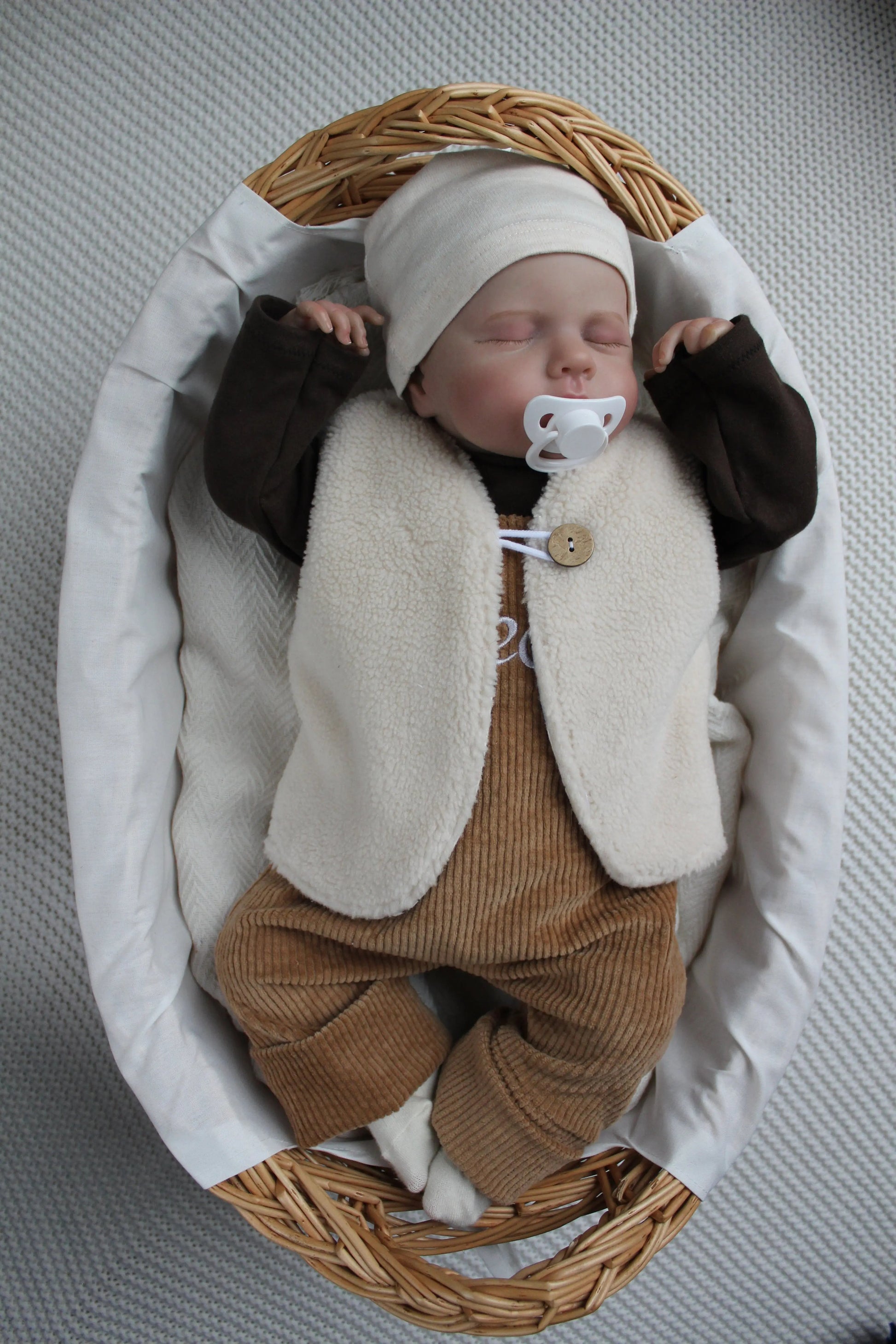 Baby Latzhose aus Cord mit personalisierter Bestickung für Mädchen und jungen