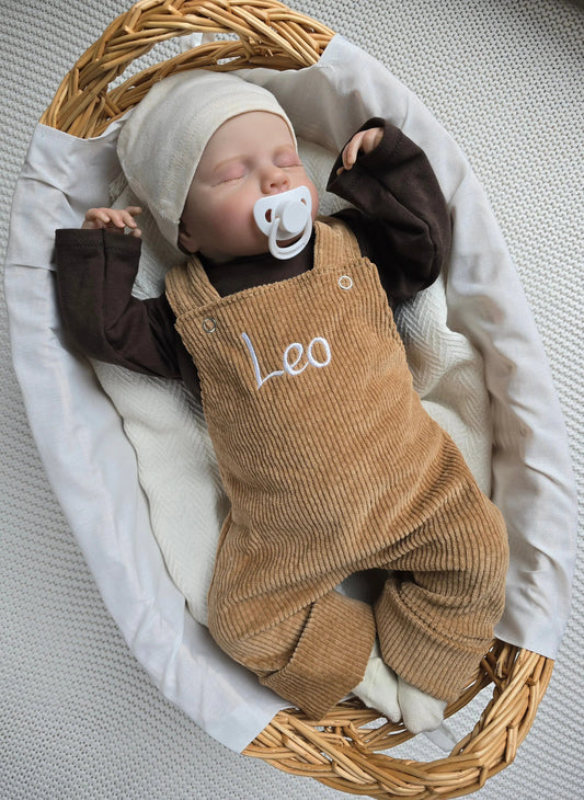 Baby Latzhose aus Cord in Rosa mit personalisierter Bestickung für Mädchen