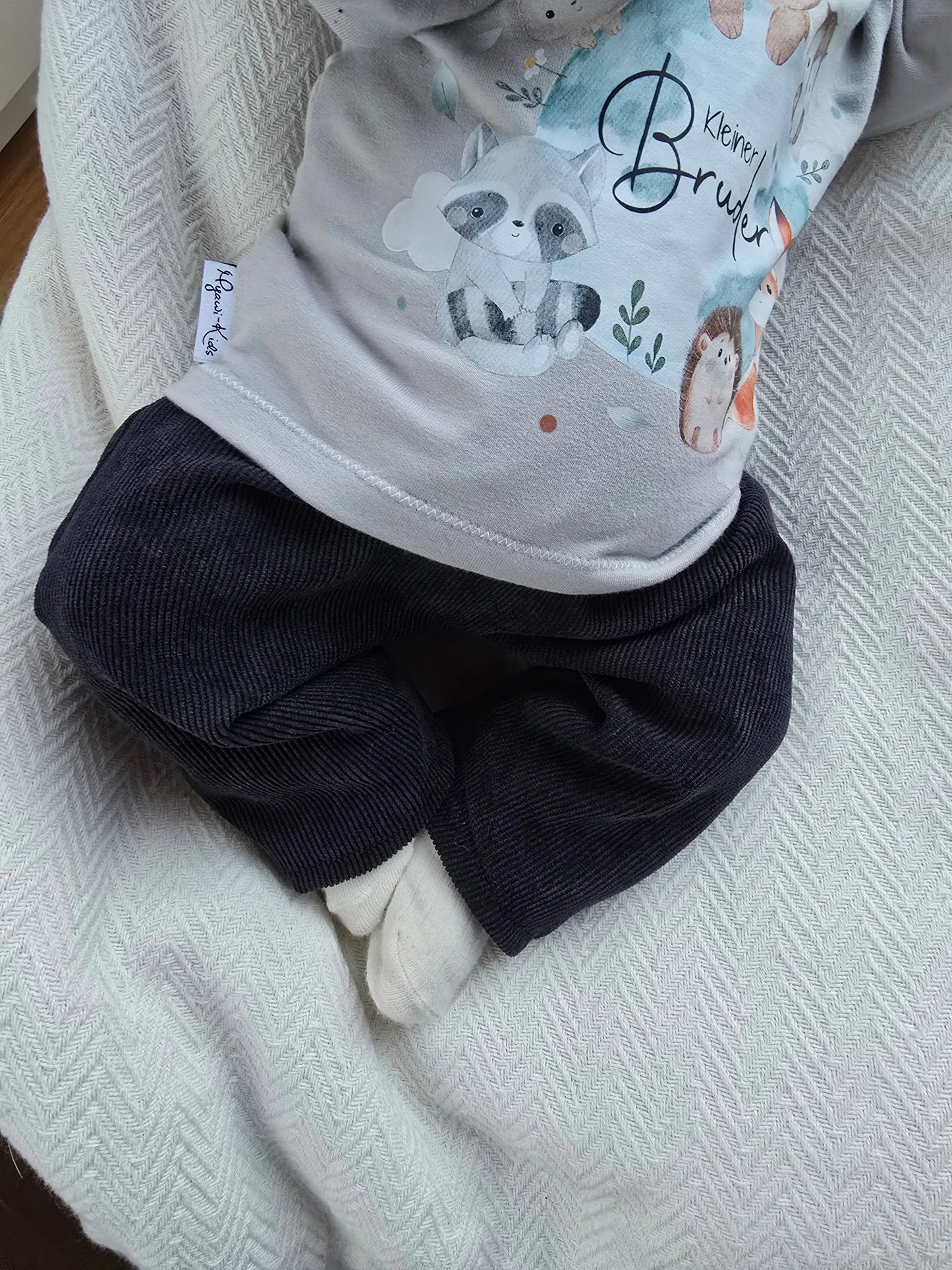 Handgemachte Baby-Latzhose aus Feincord, personalisierbar