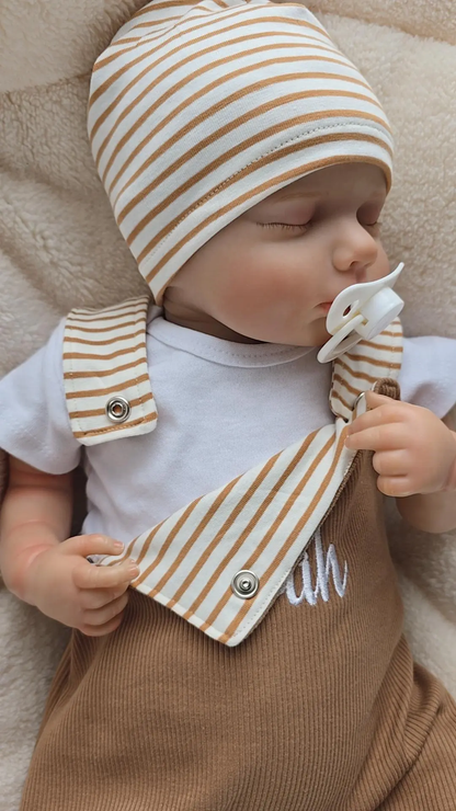 Latzhose mit Namen bestickt aus Ripp-Jersey – Baby Latzhose handgemacht
