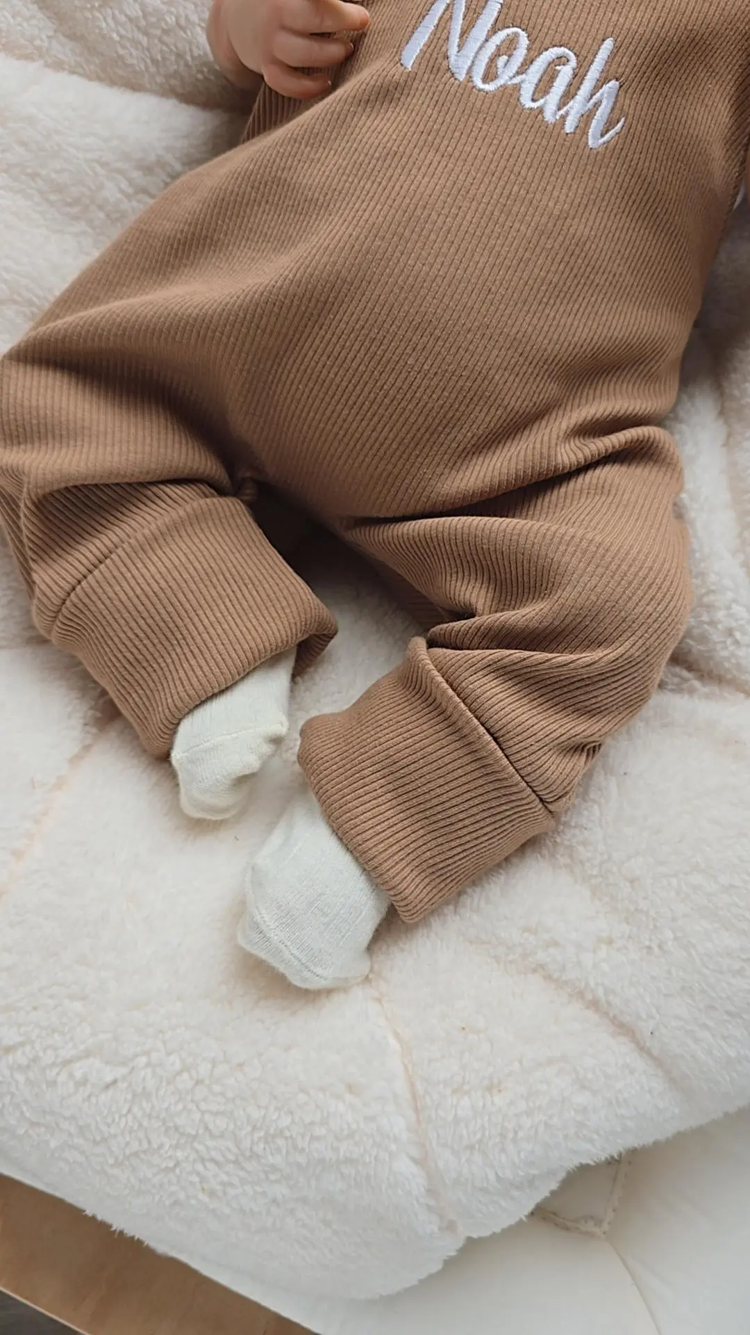 Latzhose bestickt mit Namen inkl. Umschlagbündchen und verstellbarer Träger.