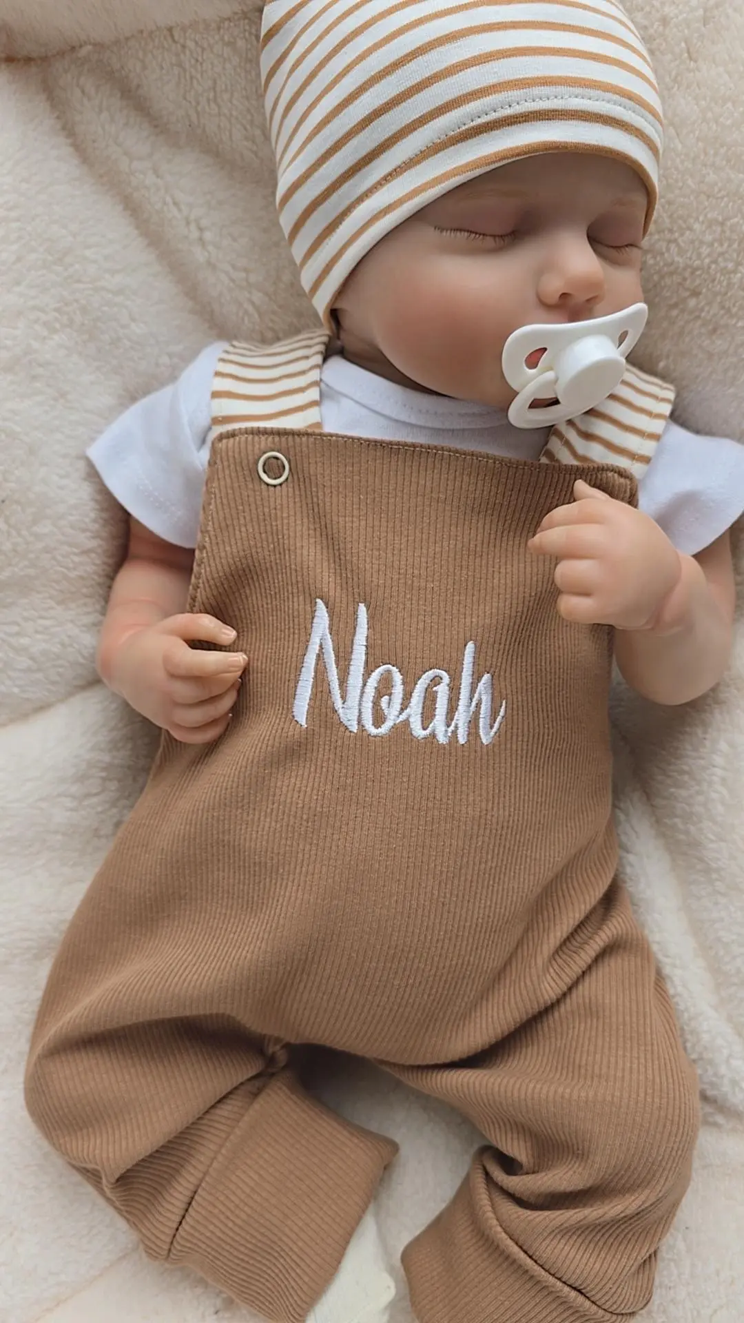 Latzhose bestickt mit Namen inkl. Umschlagbündchen und verstellbarer Träger.