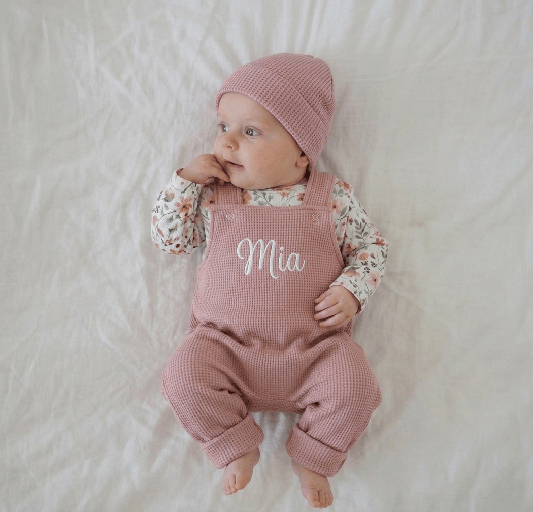 In Deutschland handgemachte Latzhose für Babys und Kinder, personalisierbar. 