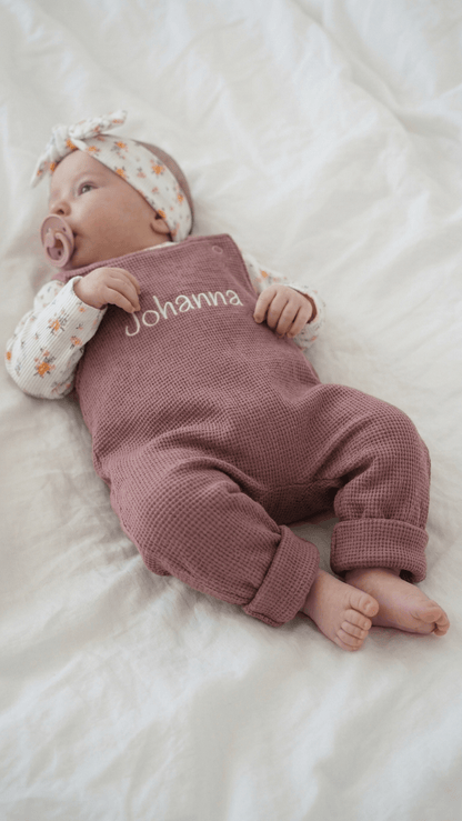 Baby latzhose mit namen, handgemacht in Deutschland. 