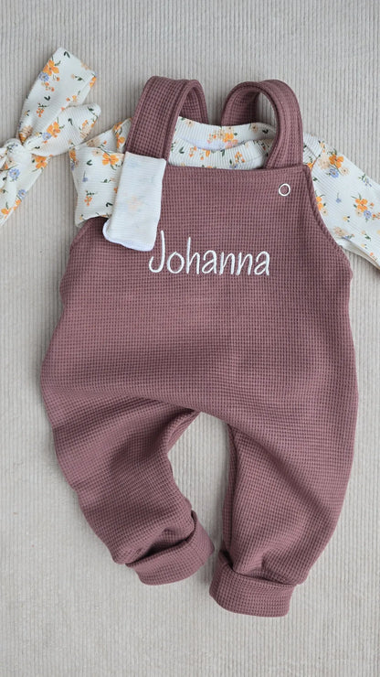 Baby latzhose mit namen, handgemacht in Deutschland. 